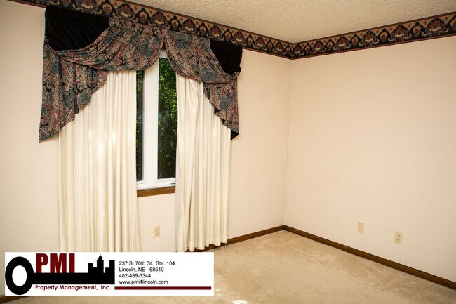 Building Photo - 3 Bedroom and 2 bathroom ALL utilities inc...