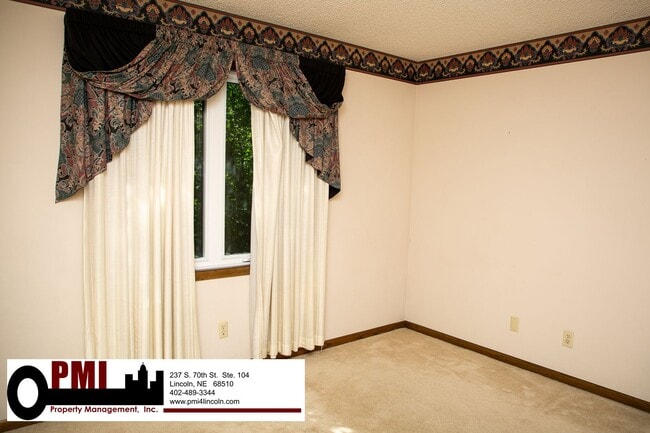 Building Photo - 3 Bedroom and 2 bathroom Colonial Hills House for rent!