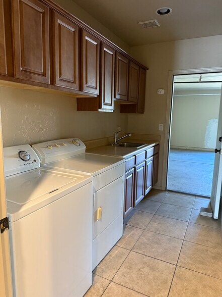 Building Photo - 809 E Seneca St