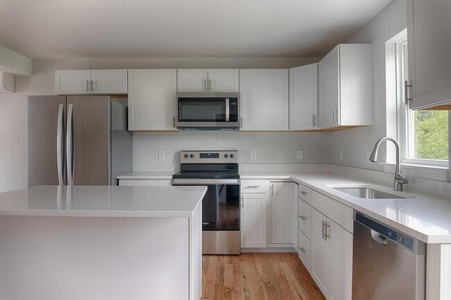 Building Photo - 5 Thomas Dr
