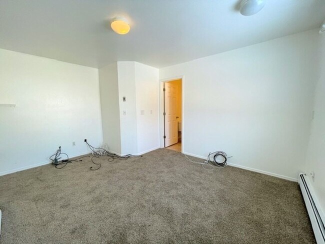 Building Photo - RARE FIND! Spacious and bright three bedroom apartment in South Anchorage with in unit laundry, f...