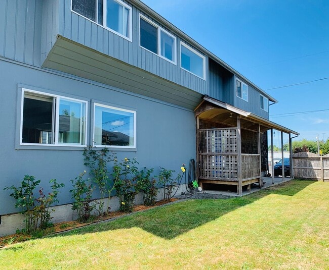 Building Photo - Seaside Gem