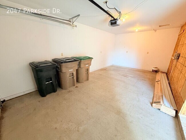 Building Photo - 2047 Parkside Dr