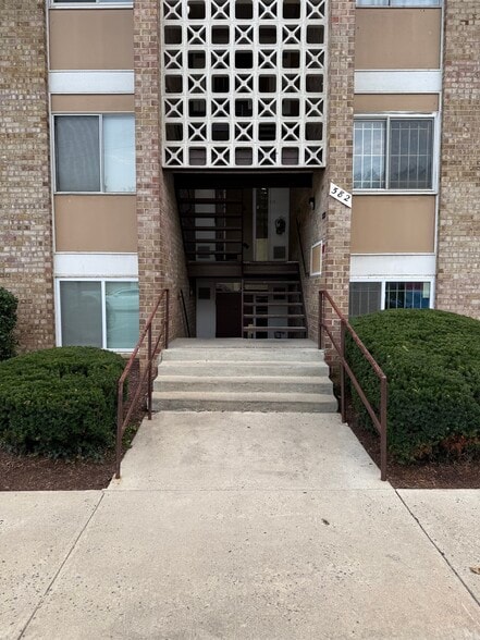 Building - 582 Wilson Bridge Dr