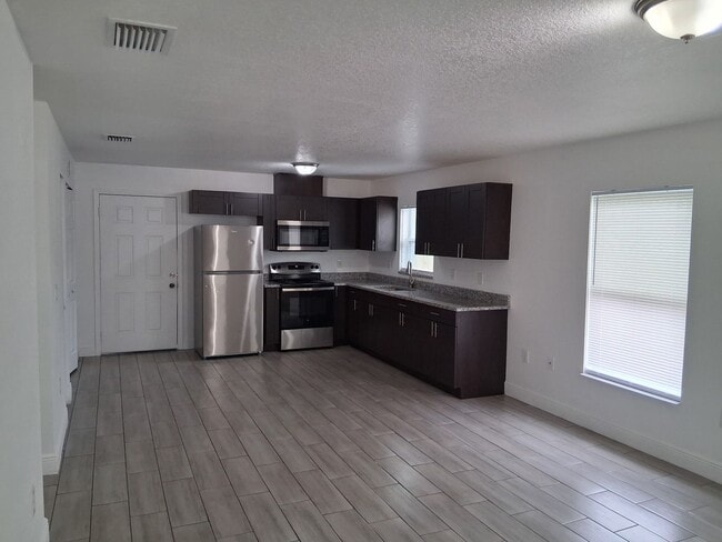 Building Photo - 3 Bed Home in Holiday FL