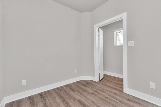 Building Photo - 21019 Bay Vlg Dr
