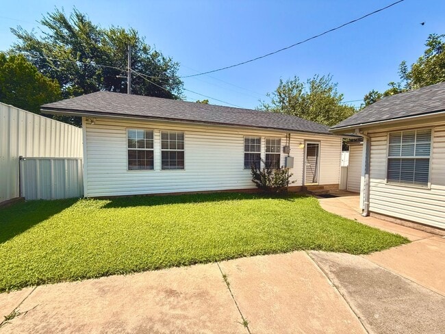 Building Photo - Large 5BD 3.5BA Home w/ Bonus ADU close to...