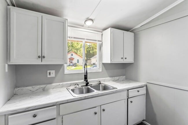 Building Photo - Affordable Comfort in Independence — 1-Bed...