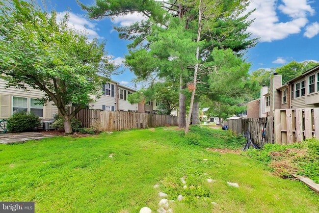 Building Photo - 10075 Maple Leaf Dr