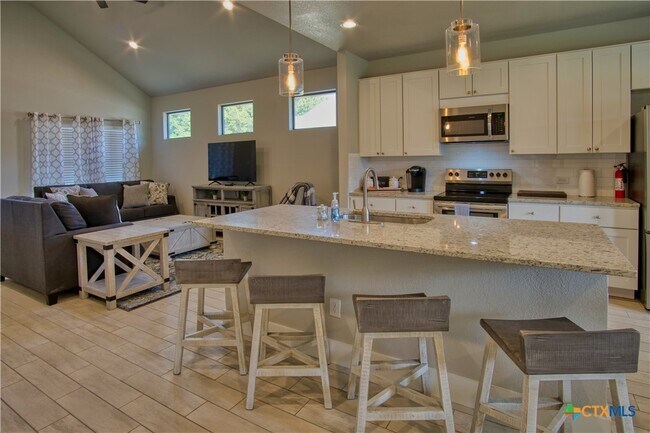 Building Photo - 1247 Green Hill Dr