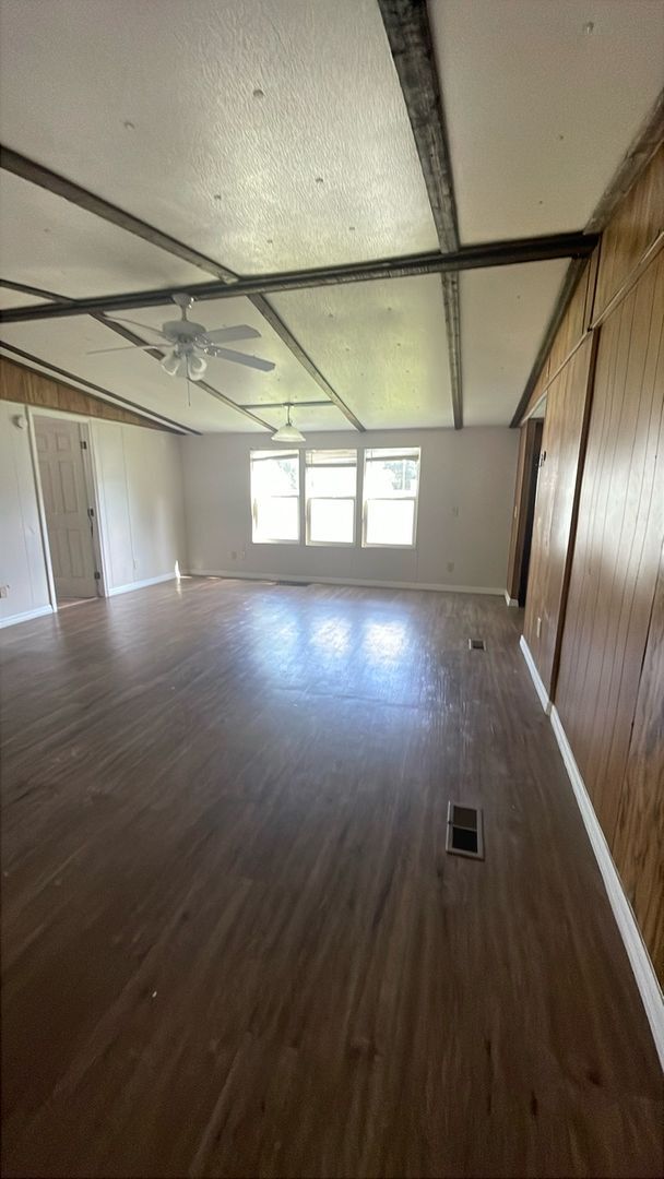 Building Photo - 3 Bedroom 2 Bath Family Friendly Mobile Ho...