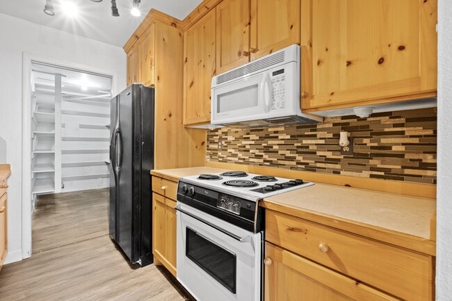 Building Photo - 60 Millpond Dr