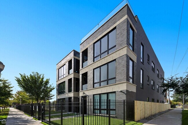 Building Photo - 3902 S Lake Park Ave