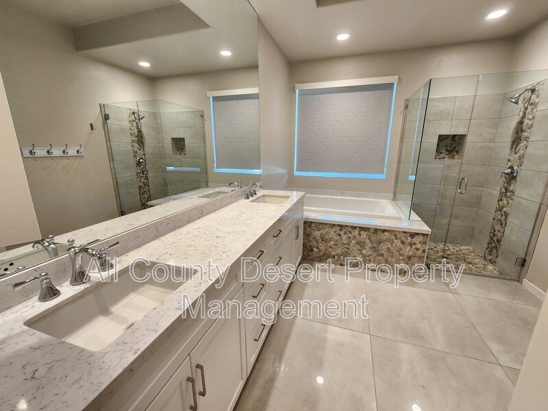 Building Photo - 78987 Yorkville Ln