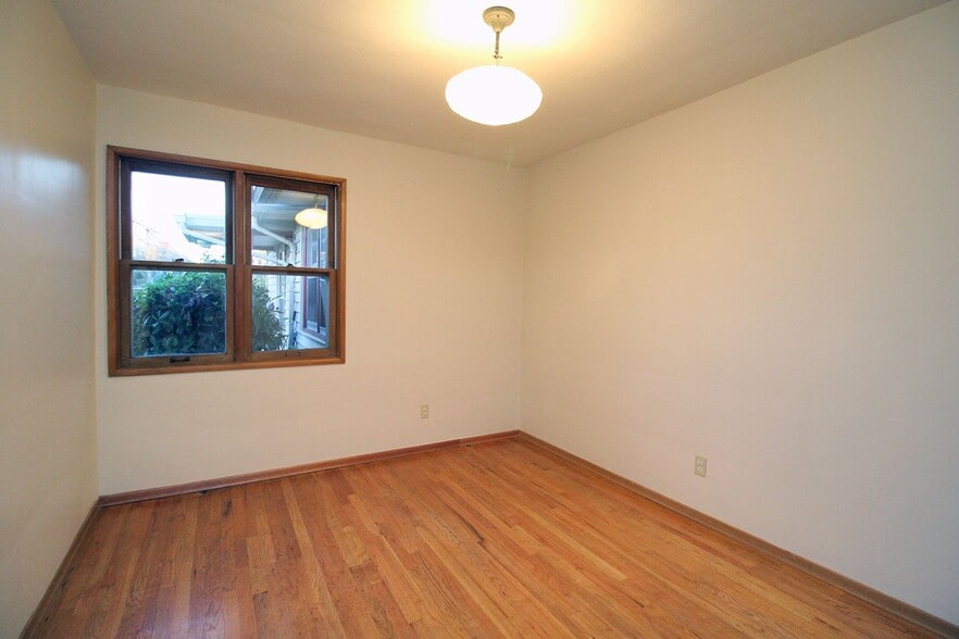 Building Photo - 2404-2418 SE 58th