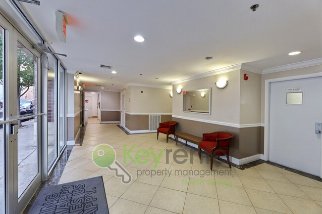 Building Photo - Top-Floor 2BR/2BA Condo with NYC Views + P...