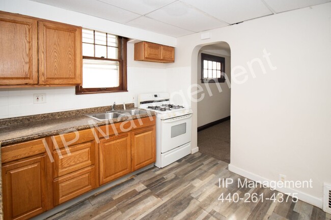 Building Photo - Modern and Charming 3 Bedroom in Maple Hei...