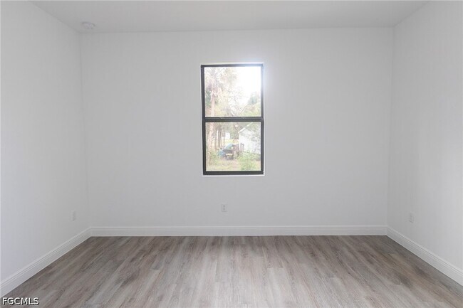Building Photo - 1123 Deauville St E
