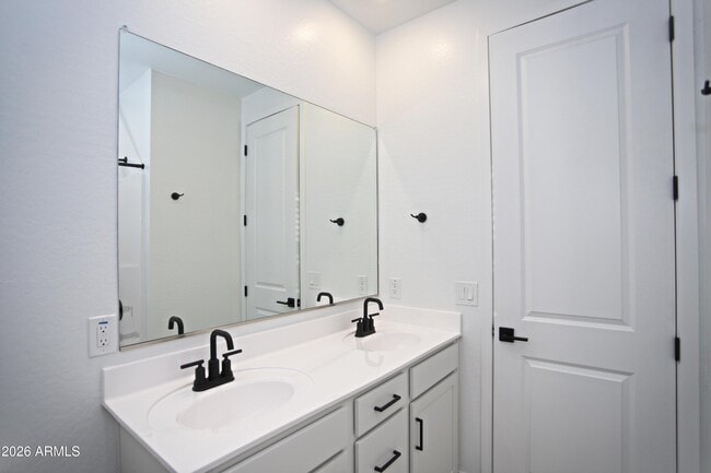 Building Photo - 745 W Sparrow Dr