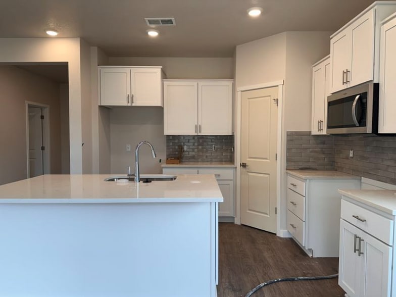Building Photo - 9314 SE Snowberry Ct