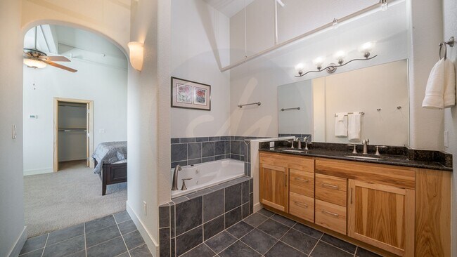 Building Photo - 417 E Kiowa St