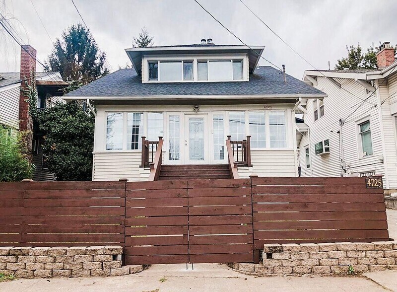 Primary Photo - 4725 5th Ave NE