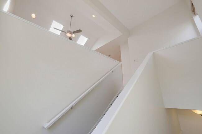 Building Photo - 920 S Claremont Ave