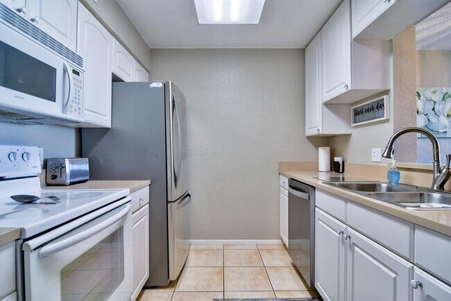 Building Photo - 900 Cove Cay Dr