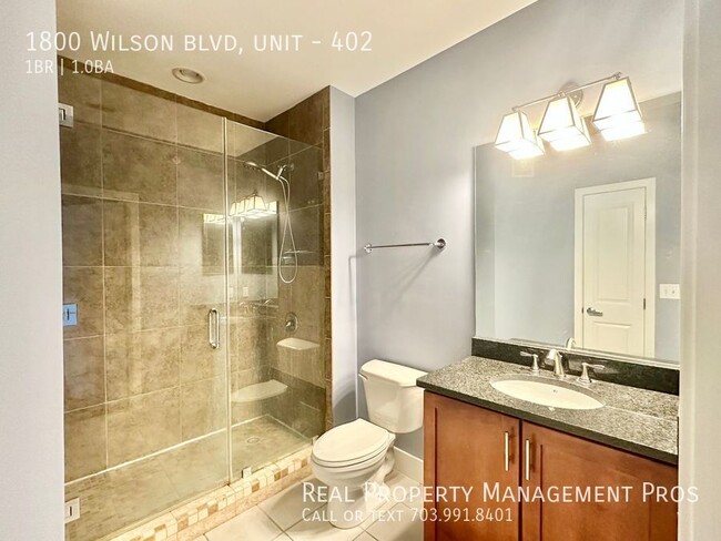 Building Photo - Walk to Rosslyn Metro! Bright and Spacious...