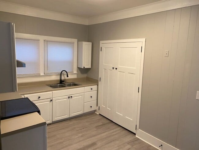 Building Photo - 1611 Castle St