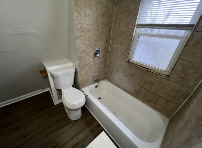 Building Photo - 824 Tyler St