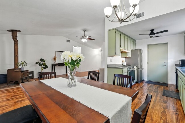 Building Photo - Single-Story 3 Bedroom Home in Quiet El Do...