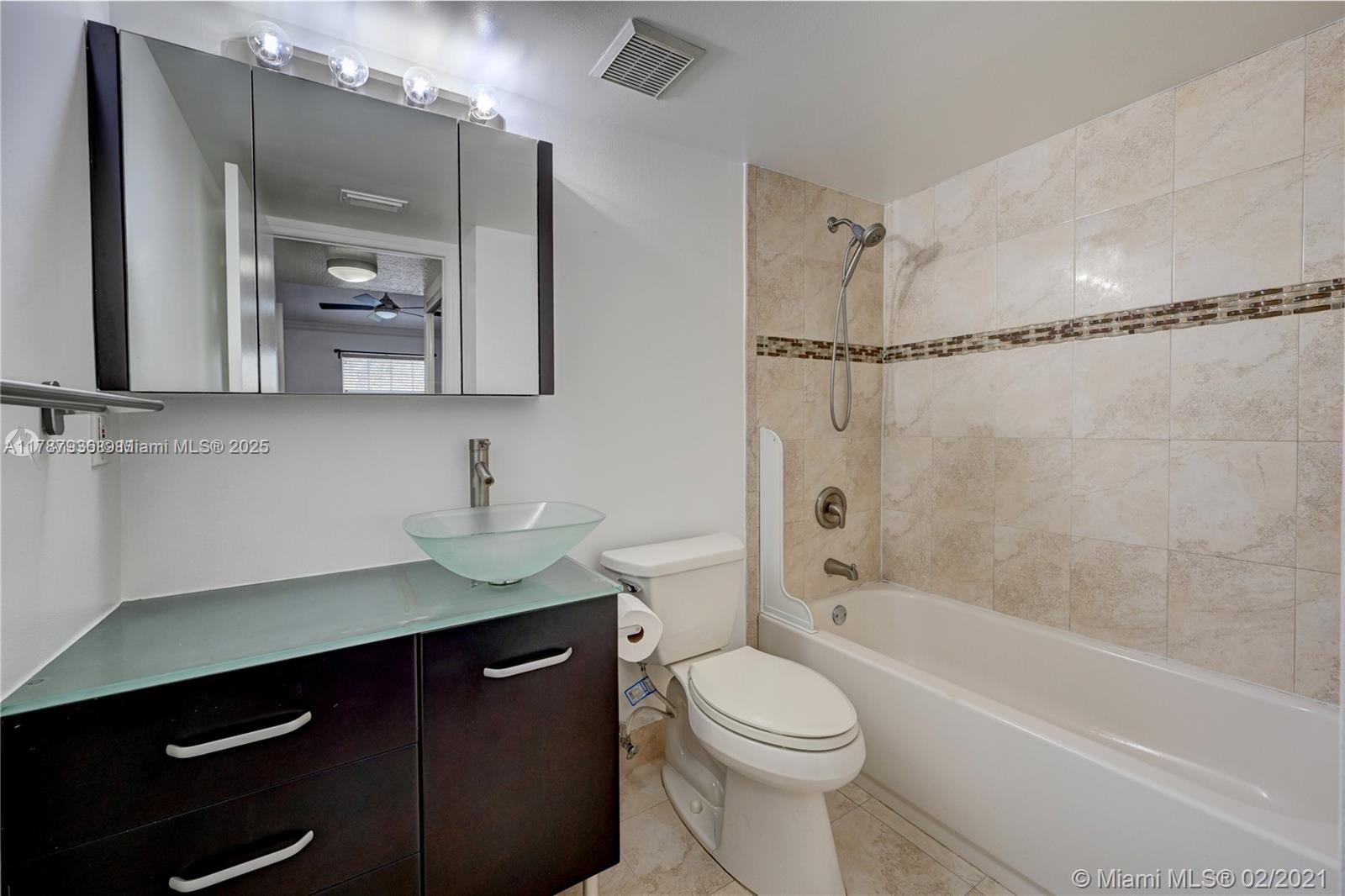 Building Photo - 2850 N Oakland Forest Dr