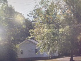 Building Photo - 806 Laurel Ave E