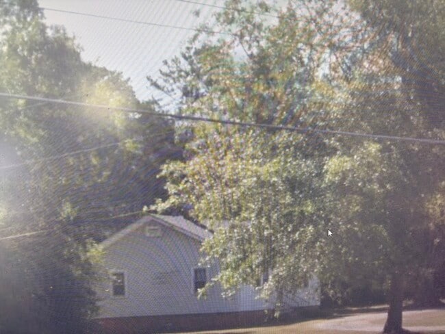 Building Photo - 806 Laurel Ave E