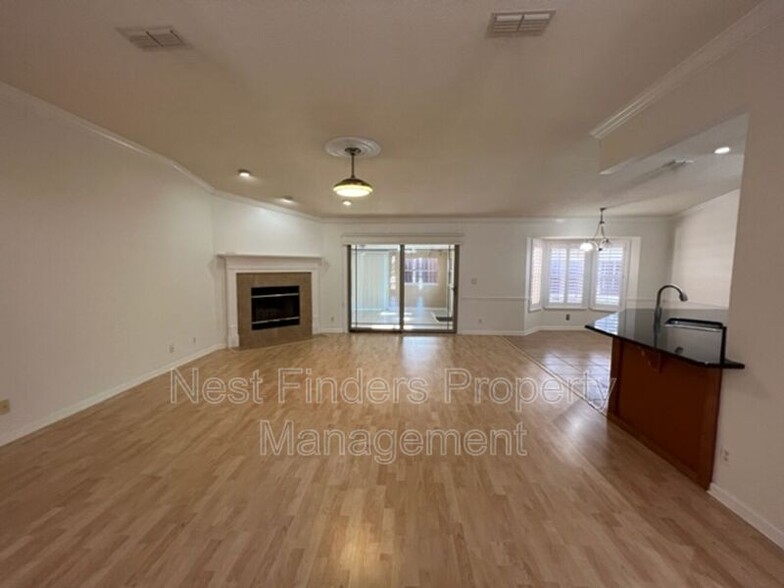Building Photo - 2127 Forest Gate Dr W