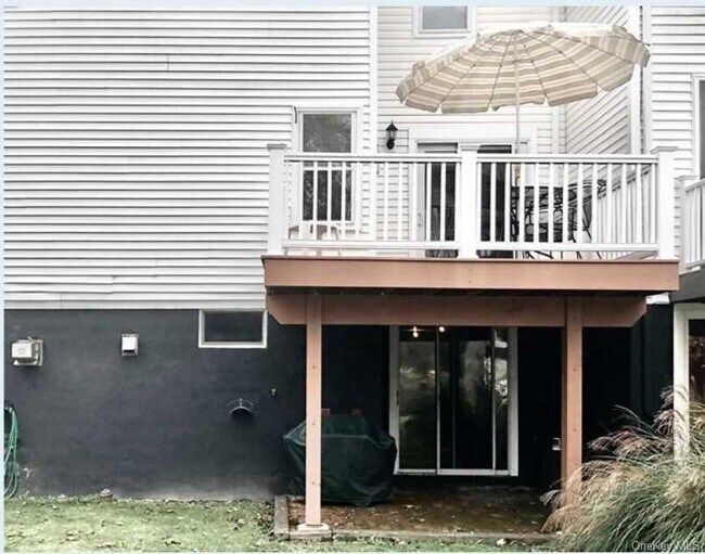 Building Photo - 10 Greenhouse Ln