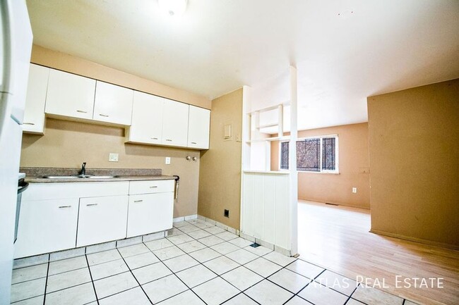 Building Photo - Spacious 3 Bedroom 1 Bath Duplex Available...