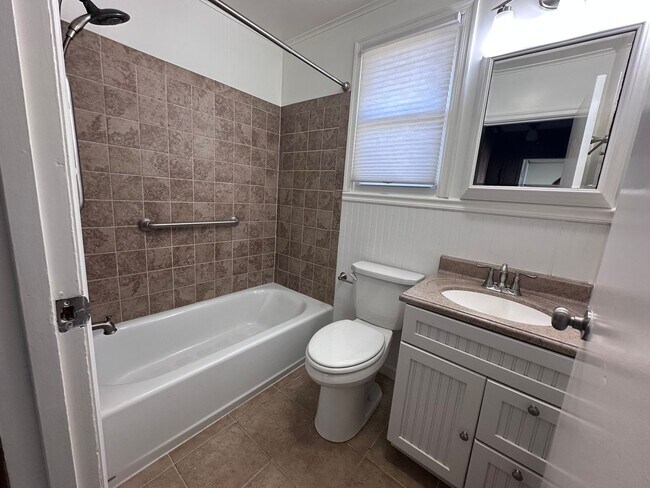 Building Photo - Cape Cod in Middletown 4 bedroom