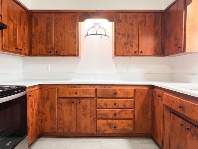 Building Photo - 4BD/2BA SUBURBAN HOME IN COBURG