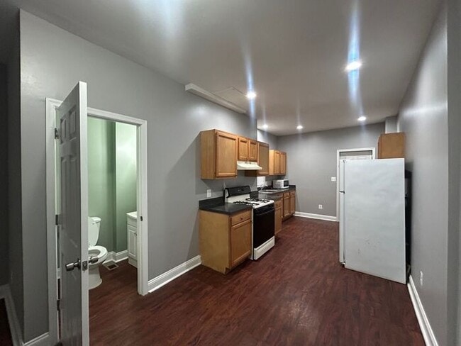 Building Photo - 2 Bedrooms PLUS DEN