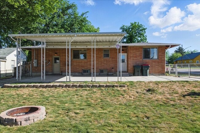 Building Photo - 303 W Pine Ave
