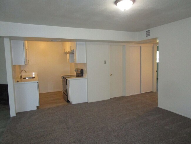 Building Photo - 184 Woodbury Cir