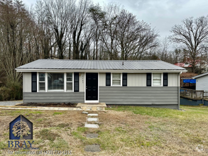 Building Photo - Renovated ranch