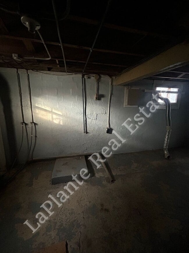 Building Photo - 1656 Macomber St