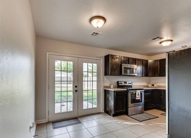 Building Photo - 1218 E Boyd St