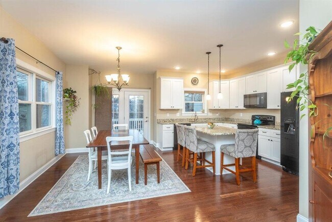 Building Photo - Spacious Townhouse with BONUS THEATER ROOM