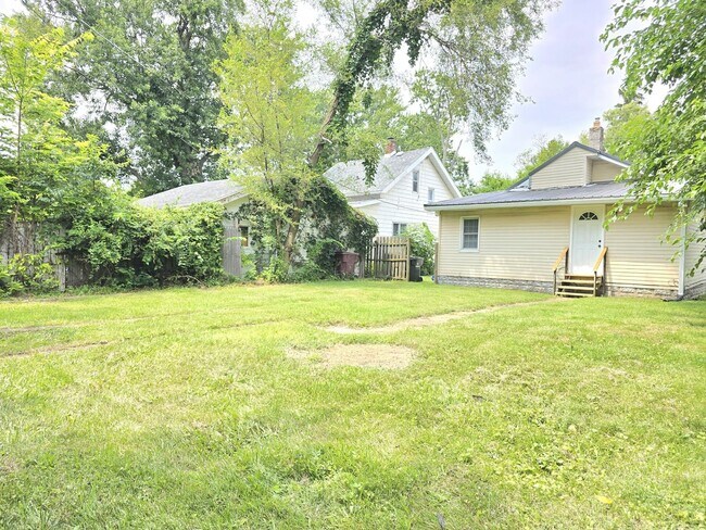 Building Photo - 1416 Campeau St