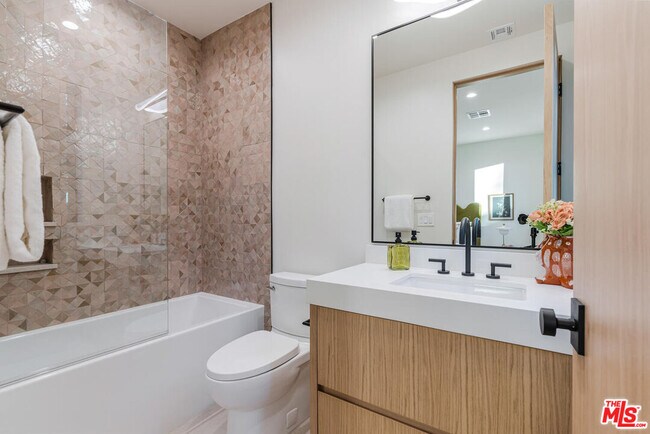 Building Photo - 5064 Encino Ave