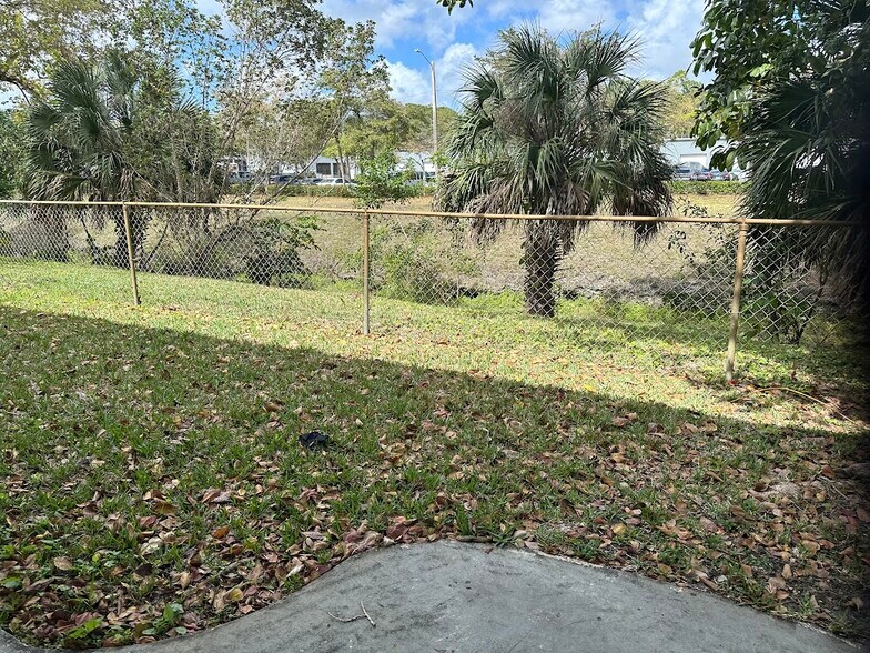 Building Photo - 7921 NW 44th Ct